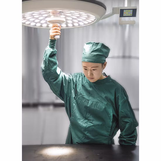 Schattenlose LED-OP-Lampe an der Decke des Operationssaals im Krankenhaus